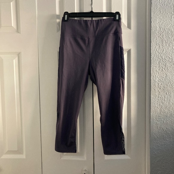 Adore Me Crop Leggings with mesh side pockets small - Picture 2 of 7